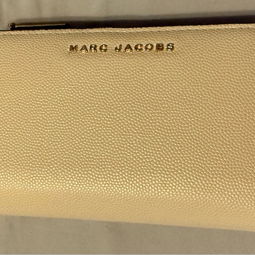 Marc Jacobs Cream Wallet - Picture 2 of 5